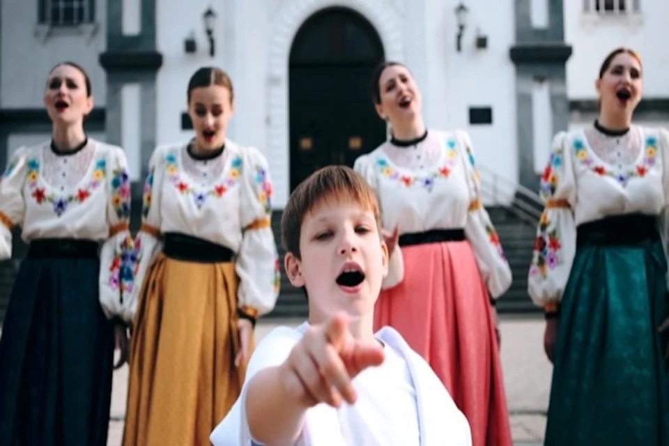 Илья Шишкин спел хит SHAMAN на фоне достопримечательностей Краснодара. Фото: скриншот видео.
