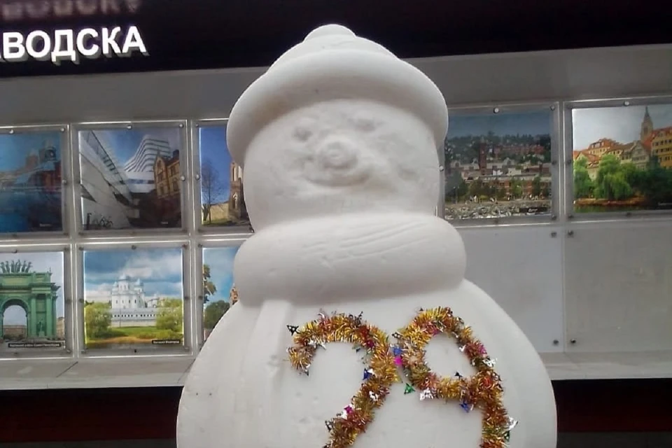 Отмытого снеговика уже вернули на место ФОТО: соцсети Владимира Любарского