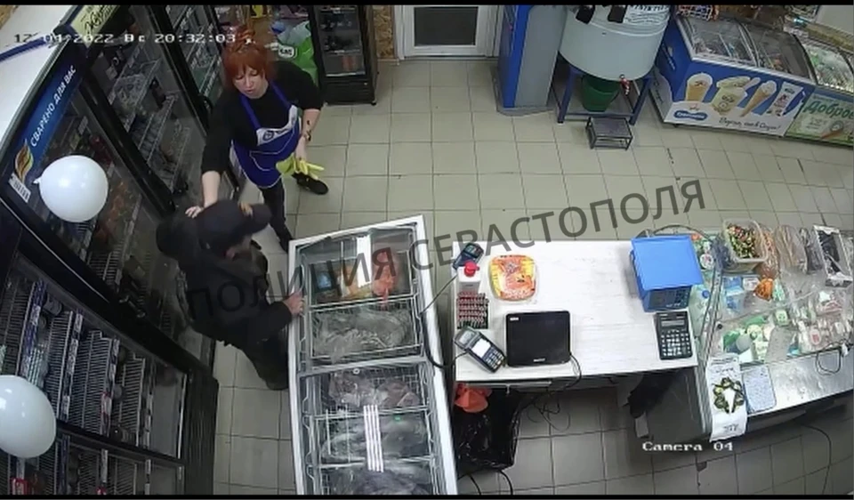 Работница торговой точки заблокировала вора в торговом зале. Фото: Скриншот из видео