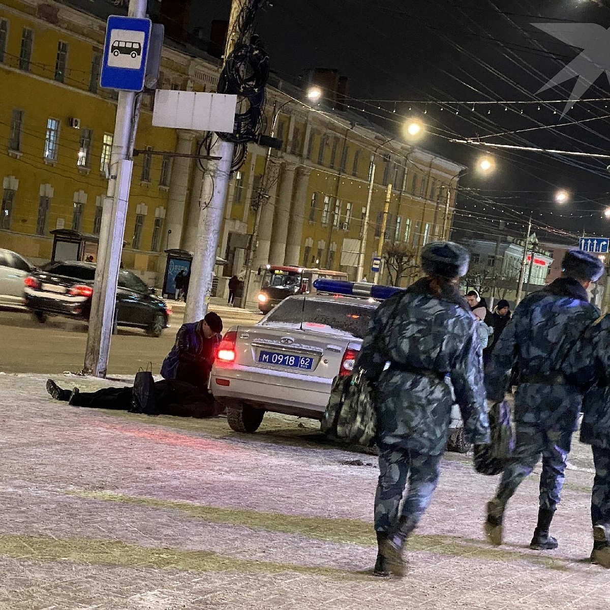 Появилось видео с остановки «Дом художника» в Рязани, где умер мужчина -  KP.RU