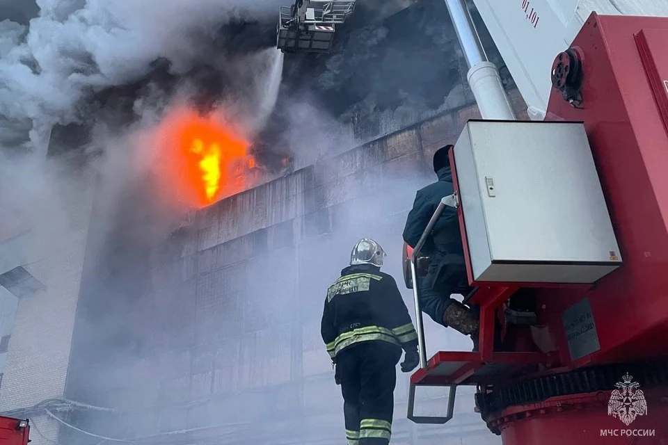 Пожар на Шинном заводе в Барнауле 9 декабря 2022
