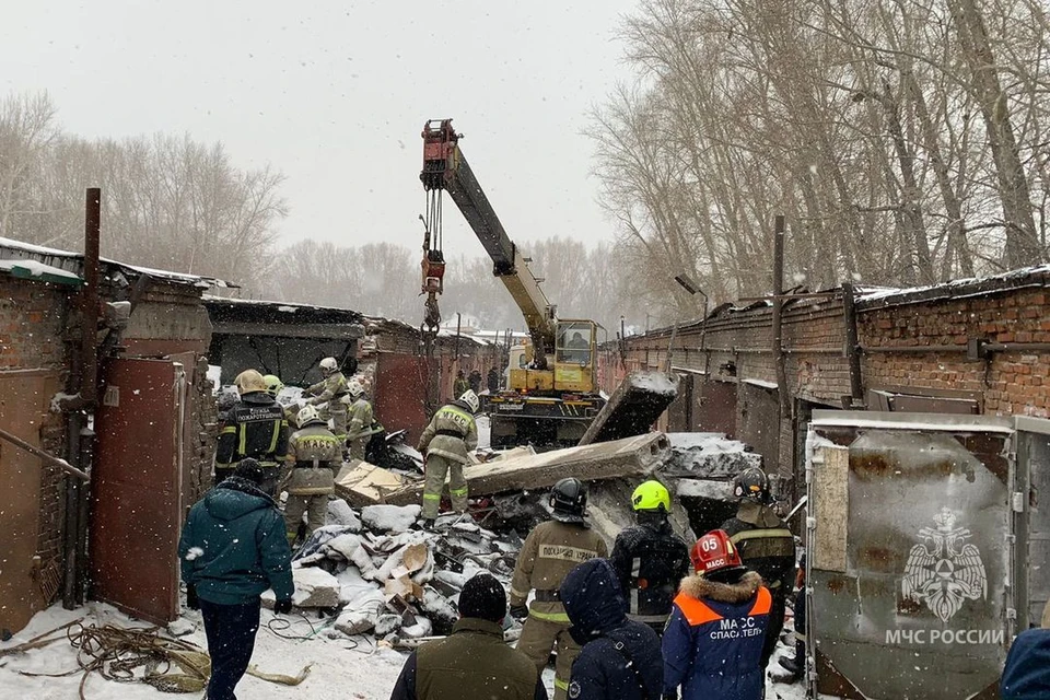Спасатели завершили разбор завалов после взрыва в гаражах на улице Мира в Новосибирске. Фото: ГУ МЧС России по НСО