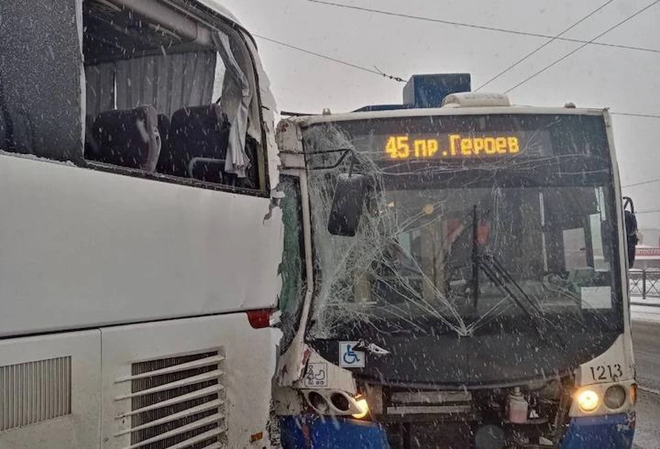 Автоледи врезалась во встречный троллейбус, а тот отбросило на автобус. Фото: ДТП и ЧП