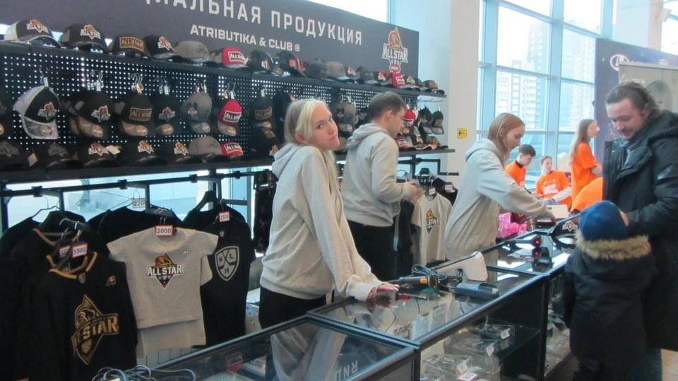 Атрибутика расходилась только так.
