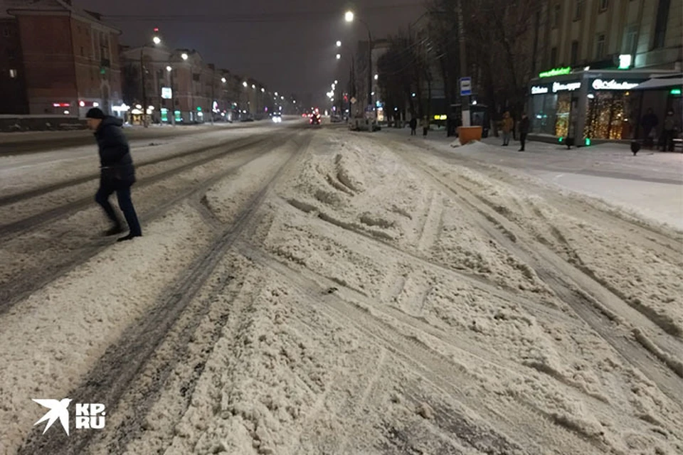 И вдруг снег превратился в дождь наступила. Ночной снегопад. Снегопад на улице ночью. Ледяной дождь на дороге. Сильный снегопад ночью.