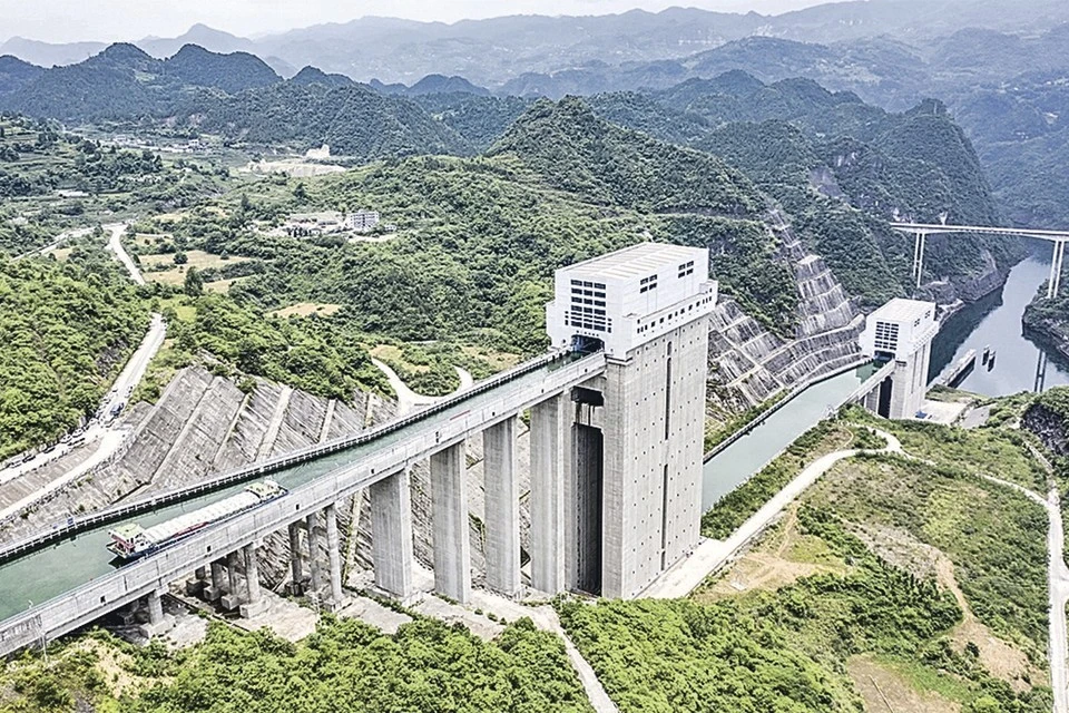 Всего за несколько десятков лет Китай превратился из отсталой страны в мирового технологического лидера, который удивляет мир масштабами своих проектов. На фото - уникальный судоподъемник на плотине на реке Янцзы. Этот «лифт» для кораблей может поднимать их на высоту до 113 метров. Фото: East News