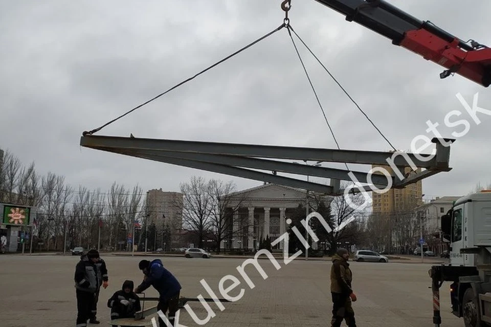 В Донецке начали монтировать главную новогоднюю елку