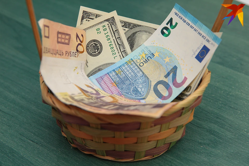 Эксперт сказал, что будут ли белорусам продавать и менять евро, после исключения его из валютной корзины.