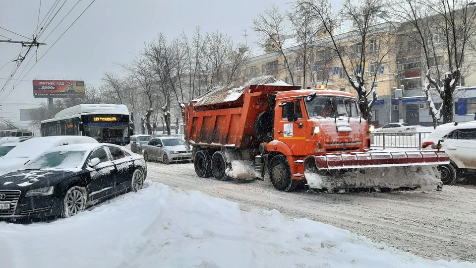 На улицах города работает спецтехника.