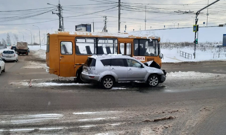 По какой причине автобус и легковушка стали так близки, выясняет ГИБДД