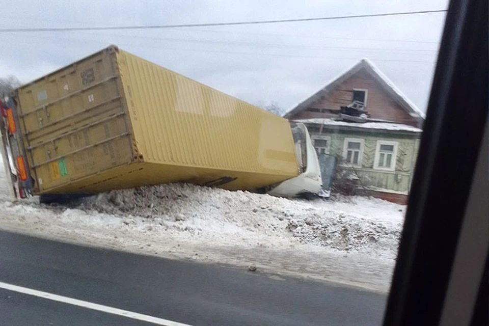 Фура врезалась в дом Фото: vk.com/public157825761 ("Осторожно, Тверь!")