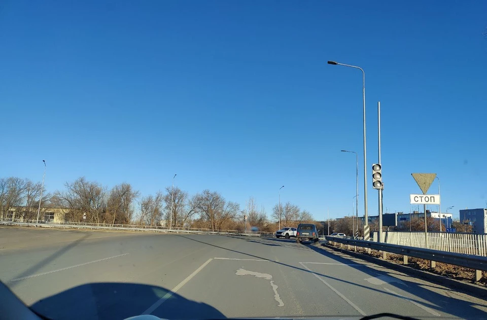 Пока мост открывают, на нем уже стерлась разметка