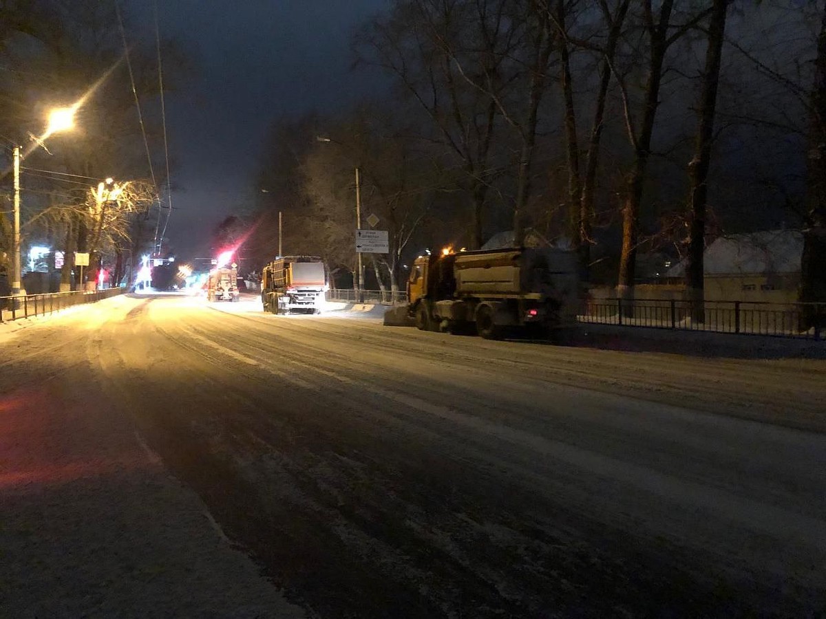 В Ульяновске из-за снегопадов дорожные службы перешли на усиленный режим  работы - KP.RU