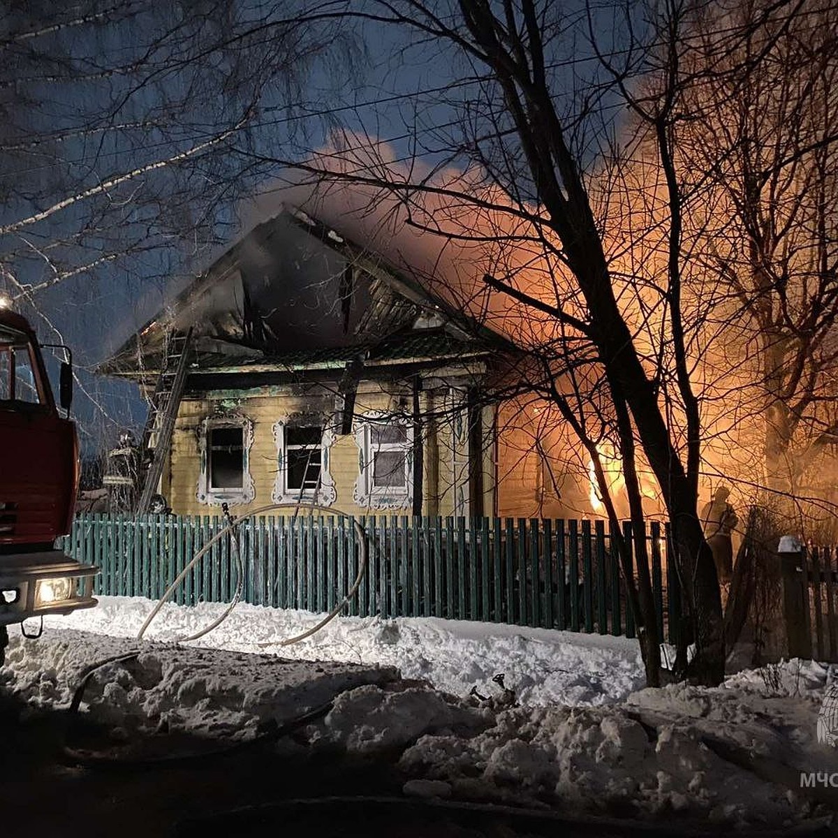 Два человека погибли при пожаре в частном доме в Шахунье 14 декабря - KP.RU