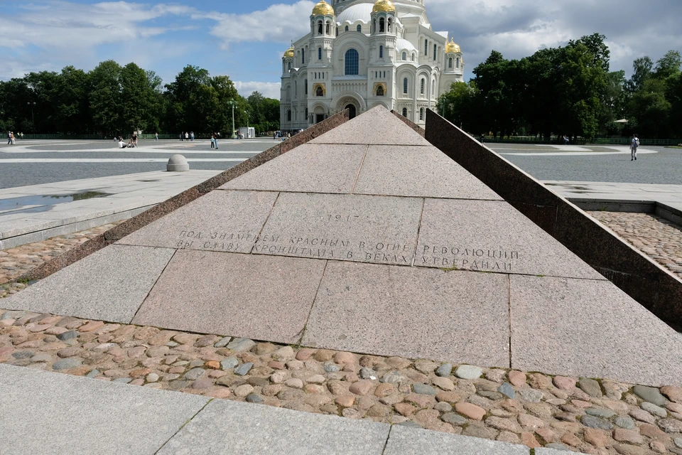 В Кронштадтском районе проводится проверка по факту затушения вечного огня снегом