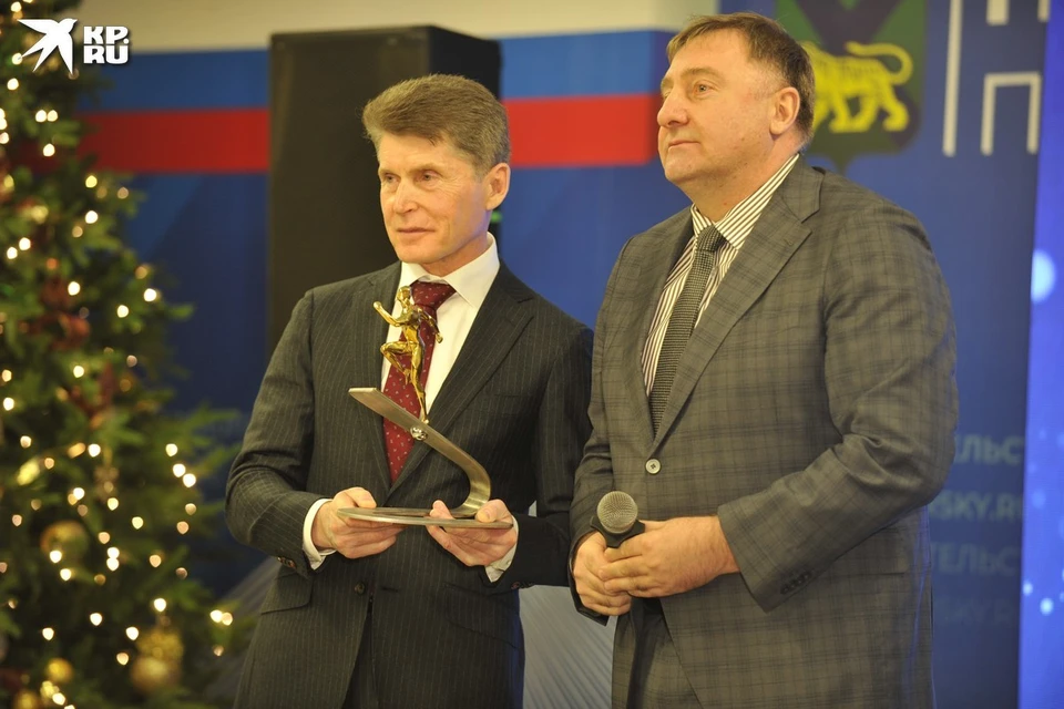 Губернатор с наградой «Лучший спортивный регион России».