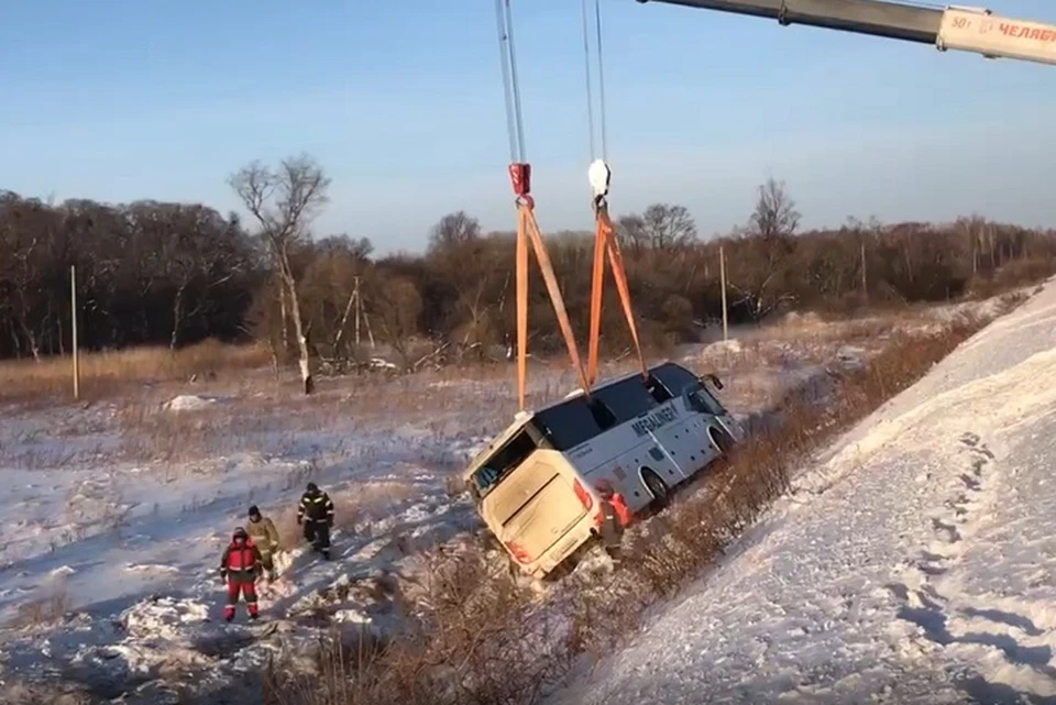 Попавший в ДТП 16 декабря автобус привезут в Хабаровск для выявления неисправностей Фото: скриншот с видео