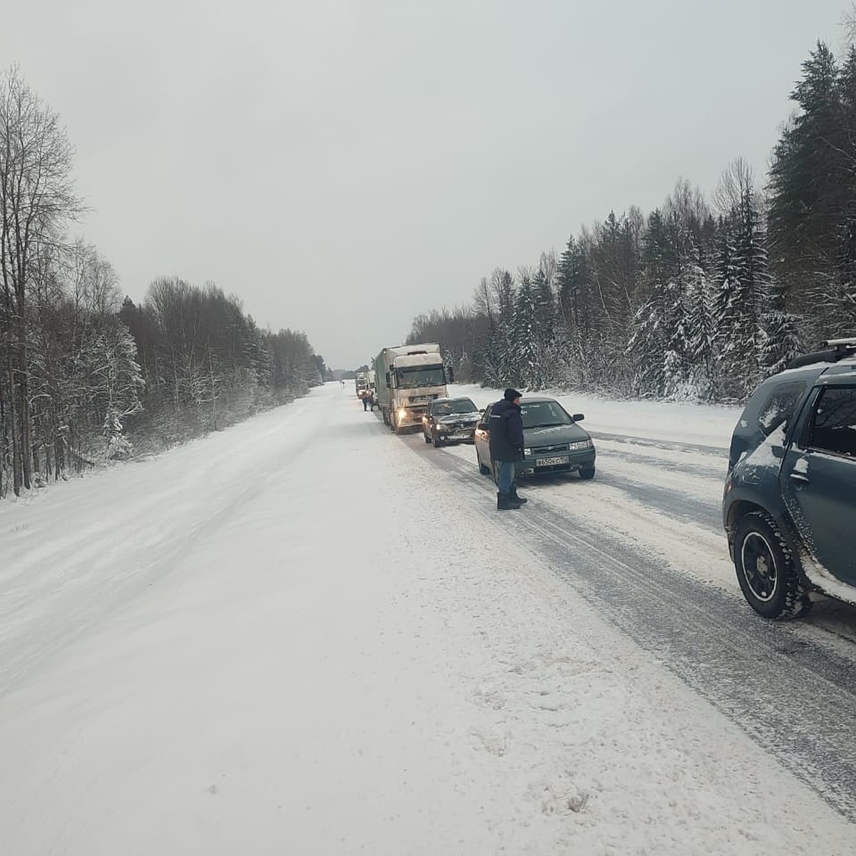 Движение транспорта на костромской трассе Судиславль –Кострома встало -  KP.RU