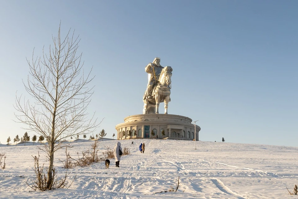 Статуя Чингисхана — одно из главных мест посещения вблизи Улан-Батора, по легенде здесь будущий завоеватель нашел золотой кнут. Фото: Зорикто Дагбаев, russianstock.