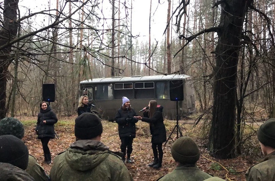 Концертная бригада в том числе выступила в местах непосредственного дислоцирования российских войск. Фото: департамент информационной политики Свердловской области