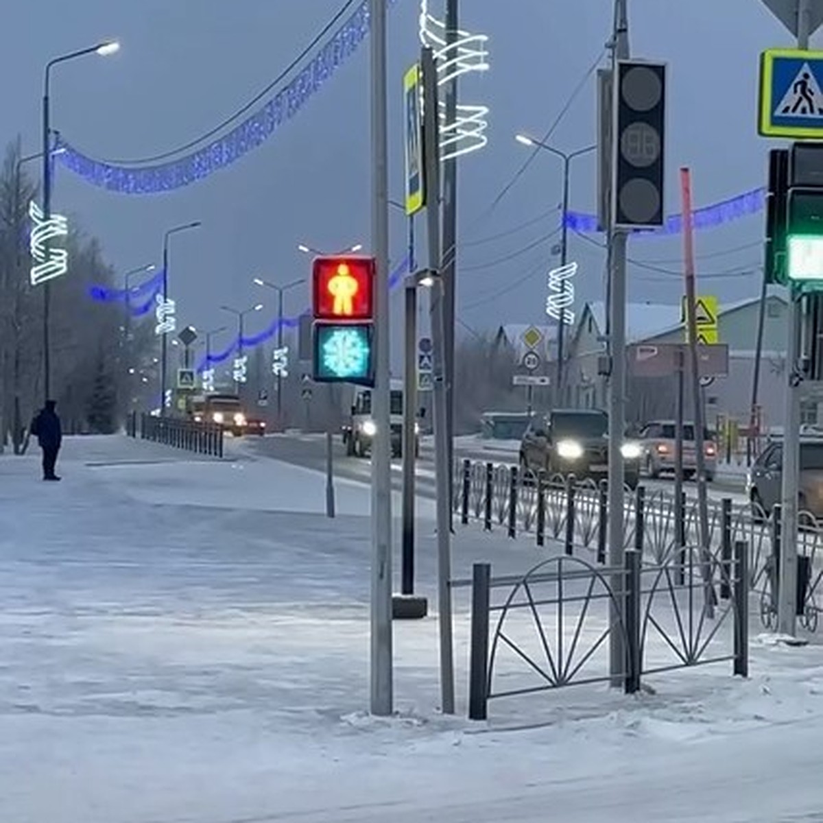 В Лабытнанги установили светофор, где вместо зеленого сигнала зажигается  снежинка - KP.RU