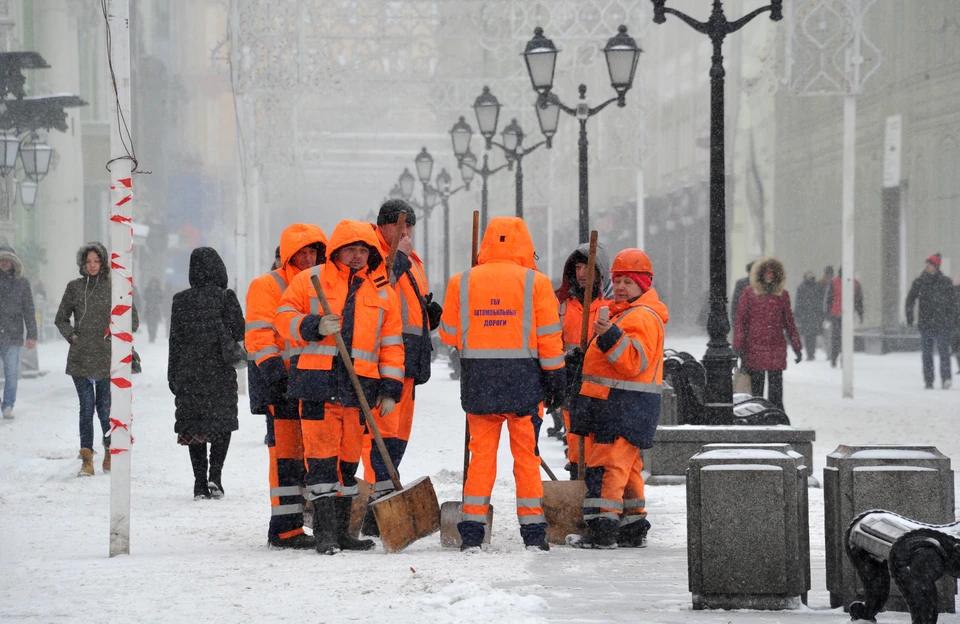 В Новосибирске будут круглосуточно убирать снег.