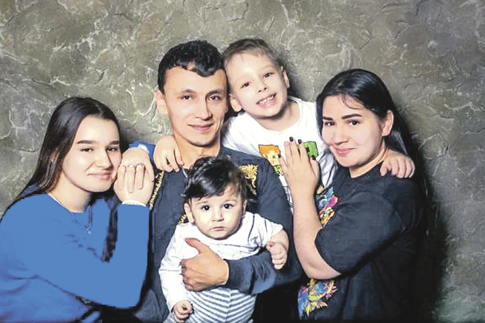 У Вали (справа) и ее бывшего мужа Хабиба родилось четверо детей. Фото: Личный архив