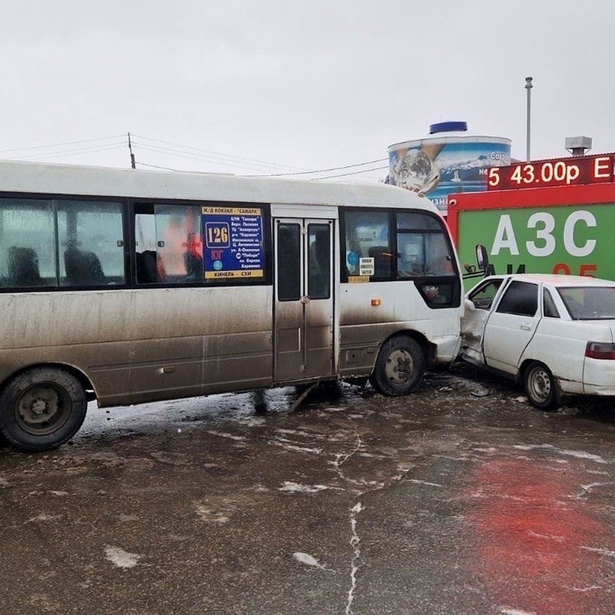 Женщина пострадала в столкновении маршрутки со стоящей «десяткой» в Кинеле  - KP.RU