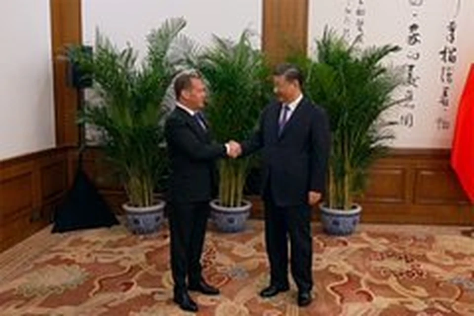 Медведев передал Си Цзиньпину послание Путина, где отмечен "беспрецедентный" уровень диалога