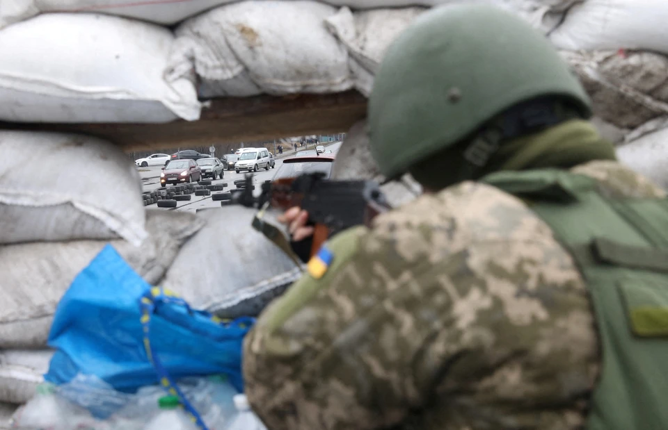 РИА Новости: Боец "Азова"* расстрелял мирных жителей у школы в Мариуполе