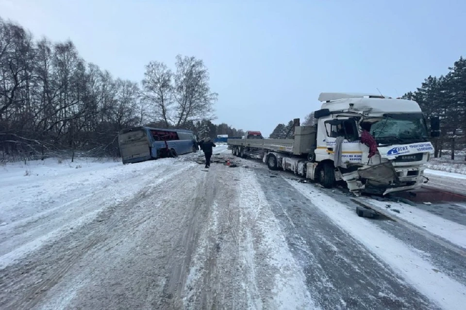 Трое детей пострадали в ДТП с рейсовым автобусом, столкнувшимся с грузовиком, на трассе под Новосибирском. Фото: ГИБДД НСО.