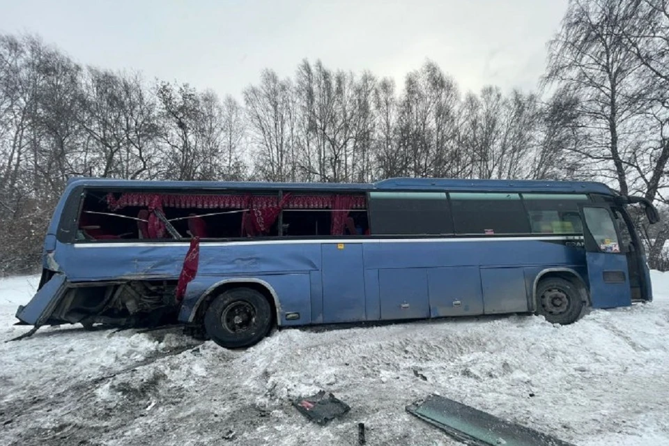 В автобусе ехали 36 пассажиров, 27 из которых – дети. Фото: ГИБДД по НСО.