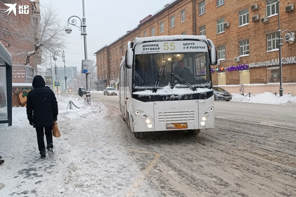 Автобусы буксуют, но продолжают везти пассажиров.