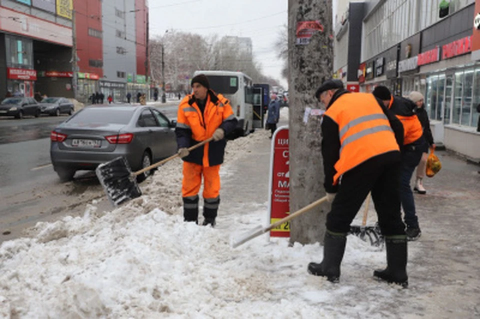 По словам специалистов, основным препятствием при уборке города зимой является припаркованный транспорт.