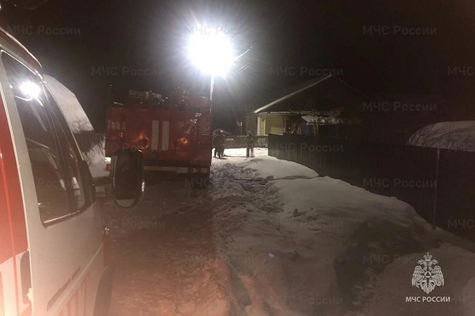 Предполагаемым очагом возгорания стал диван, расположенный на кухне. Фото: ГУ МЧС по Свердловской области