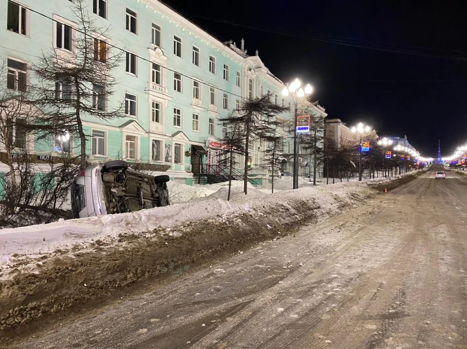 Машина перевернулась и врезалась в дерево: в Магадане нетрезвая женщина устроила автоаварию