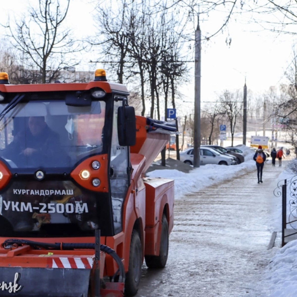 Универсальные коммунальные машины вышли на борьбу с гололёдом в Смоленске -  KP.RU