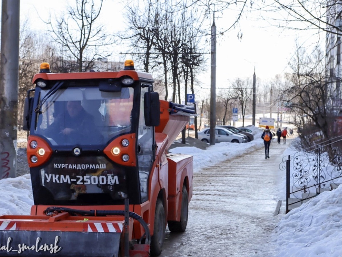 Универсальные коммунальные машины вышли на борьбу с гололёдом в Смоленске -  KP.RU