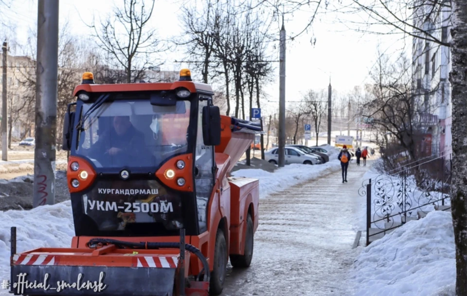 Универсальные коммунальные мамашины вышли на борьбу с гололёдом в Смоленске. Фото: пресс-служба администрации города.
