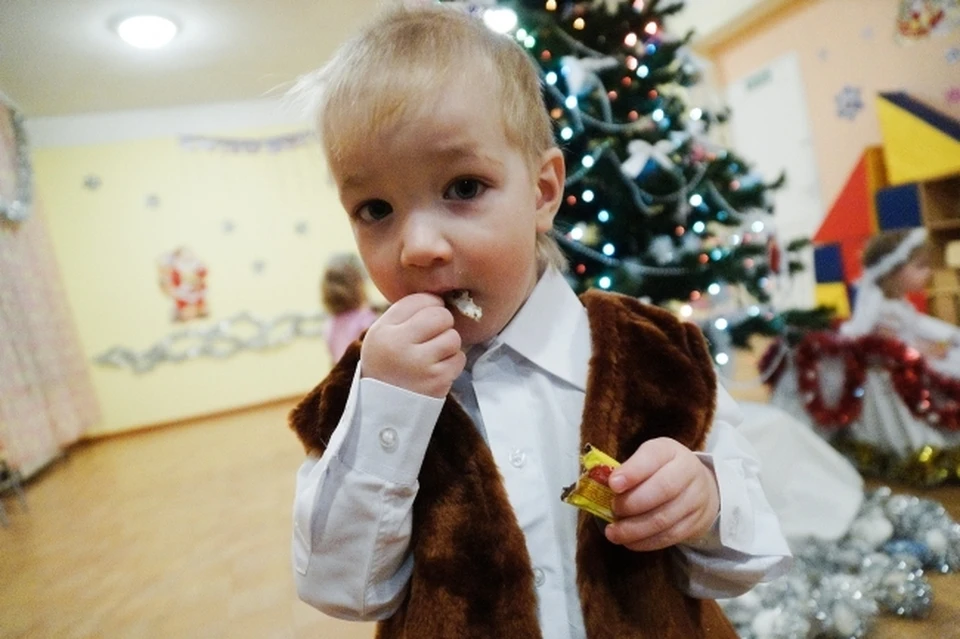 Врач объяснила, сколько можно есть сладкого детям