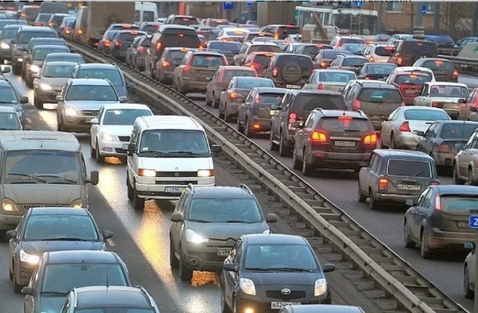 Пробки в Москве достигли 7 баллов к полудню 27 декабря из-за снегопада