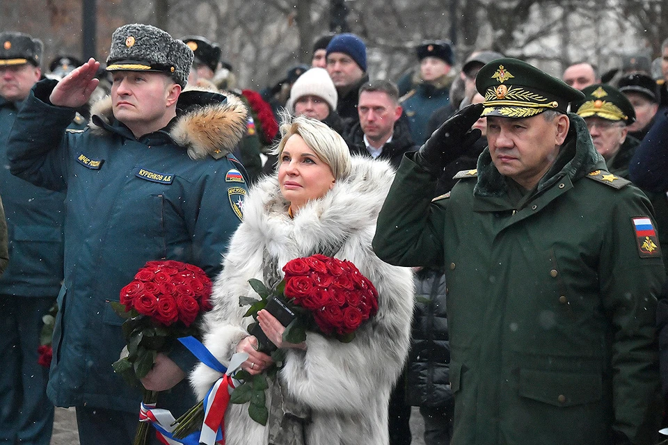 Глава МЧС Александр Куренков, вдова Евгения Зиничева Наталья и министр обороны РФ Сергей Шойгу на церемонии открытия памятника.