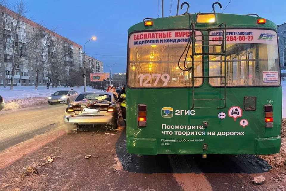 В Новосибирске девушка на «Субару» на скорости влетела в троллейбус. Фото: ГИБДД по Новосибирску.