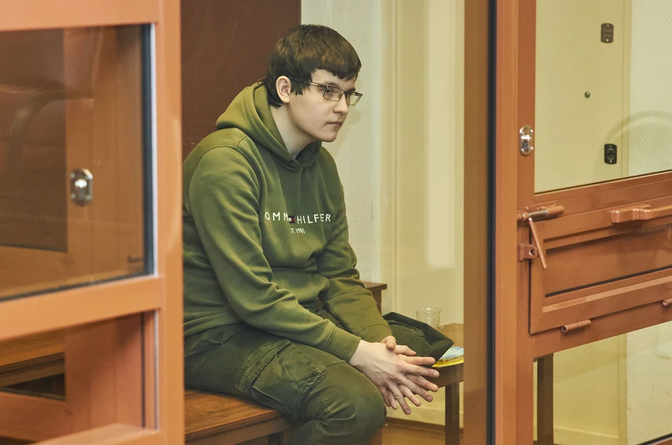 Во время судебных заседаний Бекмансуров сидел в застекленной клетке, молча глядя перед собой