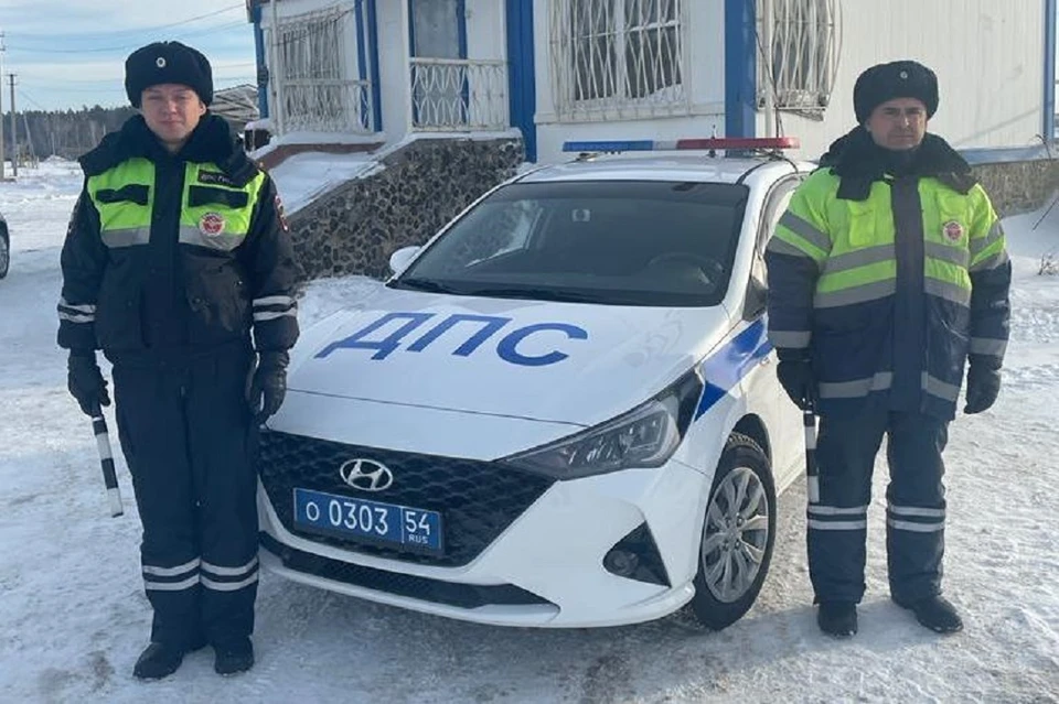 Под Новосибирском полицейские помогли мужчине, раздробившему палец на руке. Фото: ГУ МВД НСО.