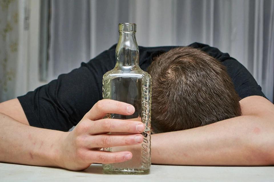 Врачи перечислили смертельные дозы алкоголя за новогодним столом