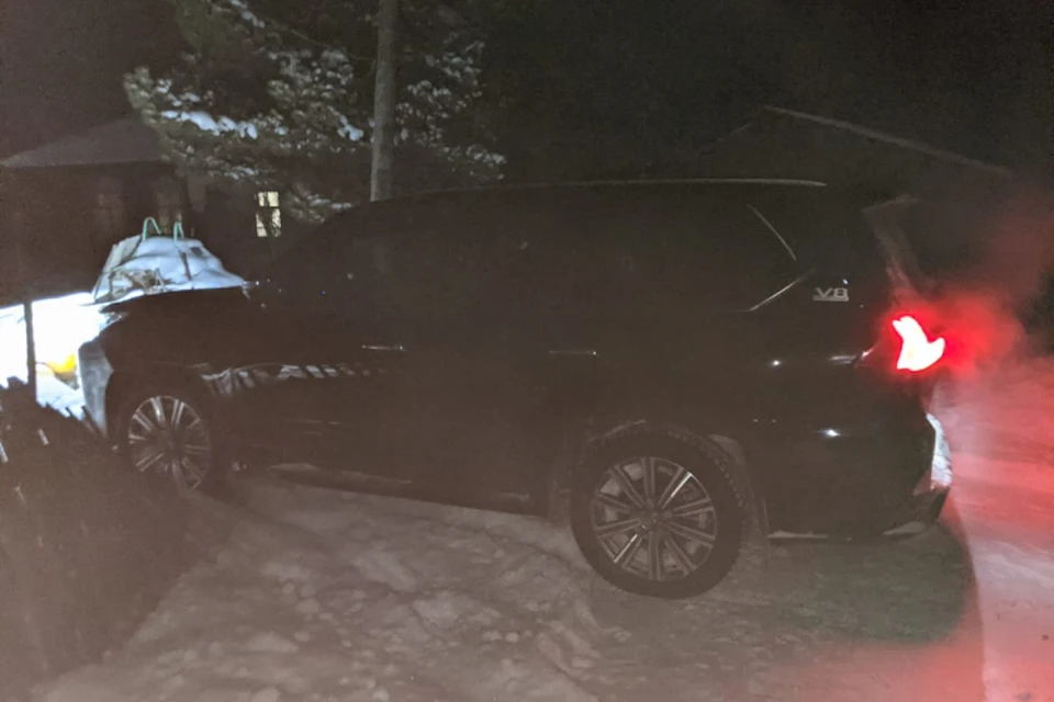 Мужчины угнали Lexus LX-570 за 6 миллионов рублей. Фото: МВД по НСО