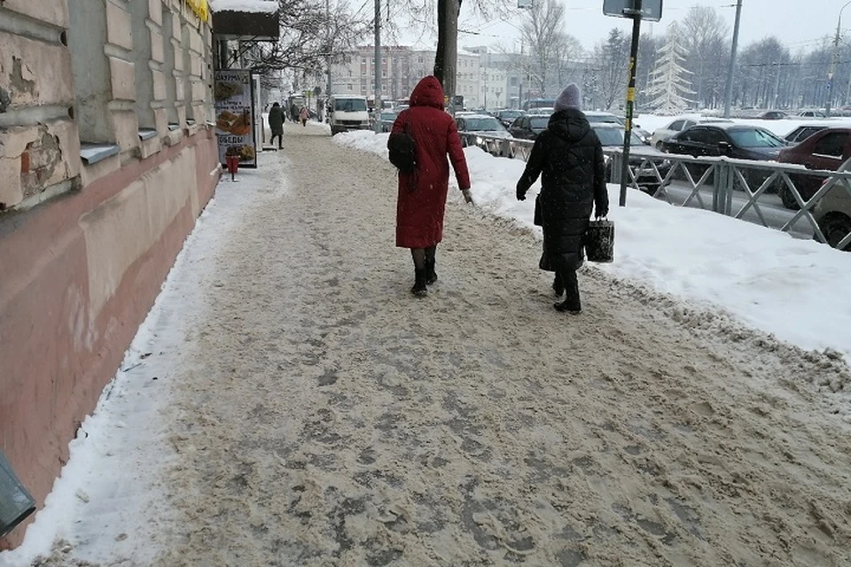 Тротуары в Ярославле все покрыты льдом.