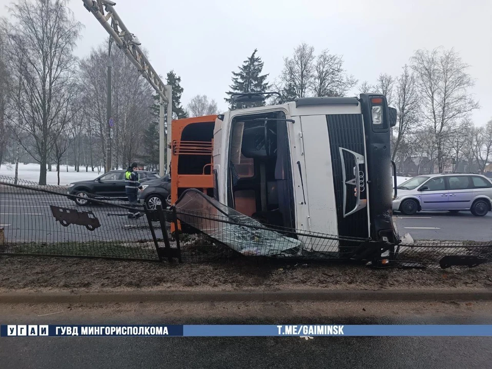 На Партизанском проспекте в Минске мусоровоз опрокинулся из-за выбежавшей на дорогу собаки. Фото: УГАИ ГУВД Мингорисполкома