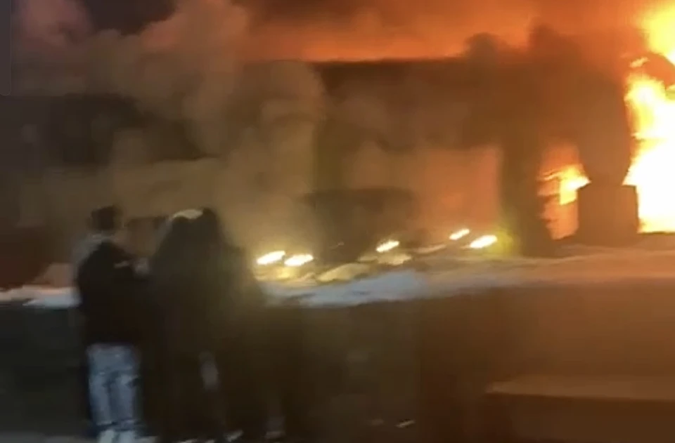 Пожар снимали очевидцы и выкладывали в местные соцсети. Фото: VK/ «Подслушано Торопец»